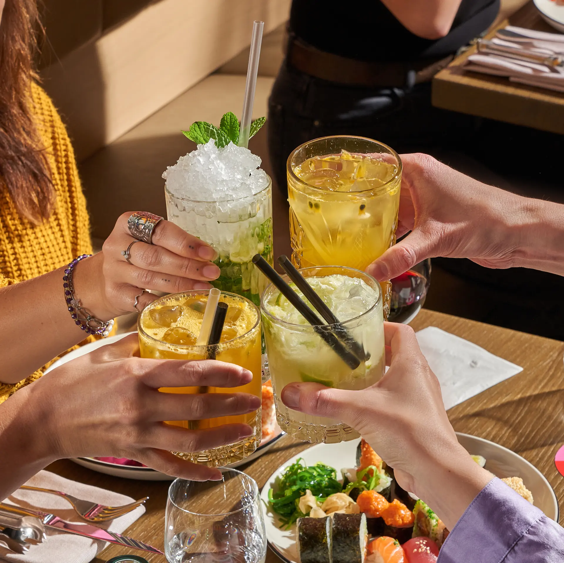 Přípitek brazilskými koktejly caipirinha v restauraci Brasileiro.