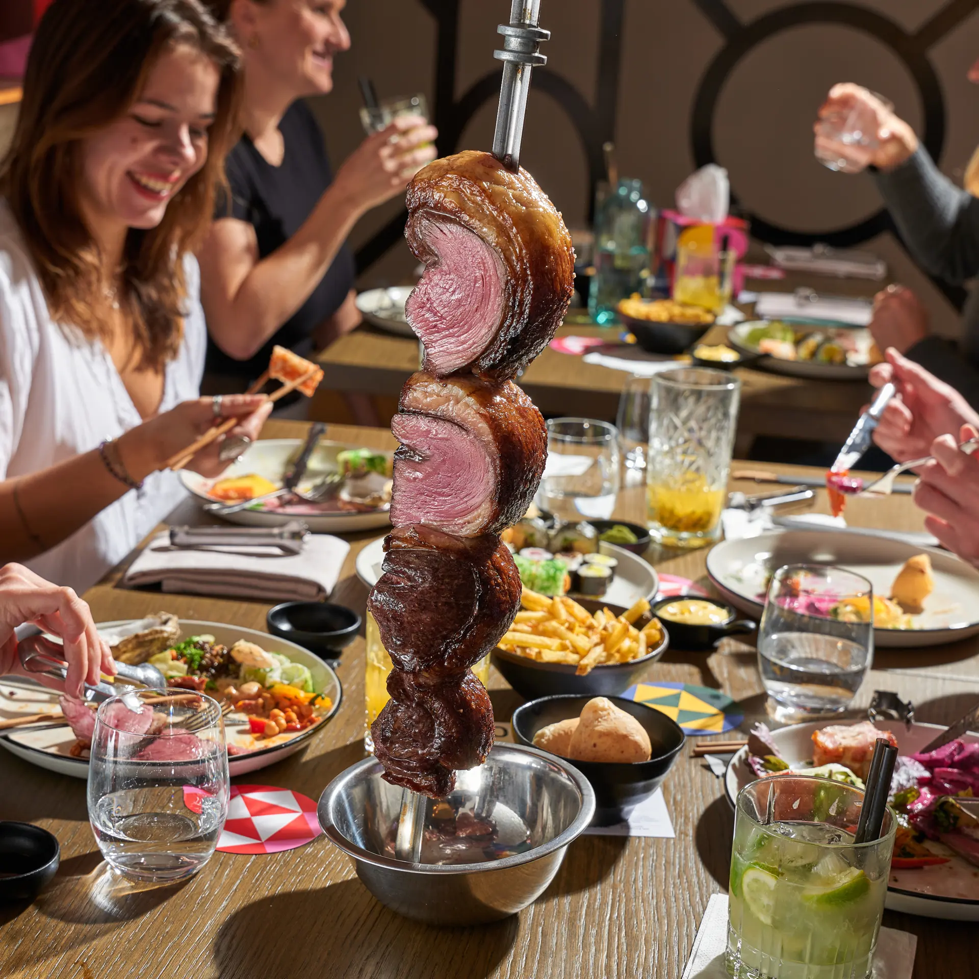 Grilované hovězí maso servírované na jehle v restauraci Brasileiro.